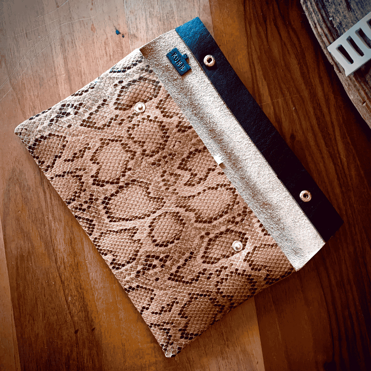 Yılan Baskılı Deri Çanta