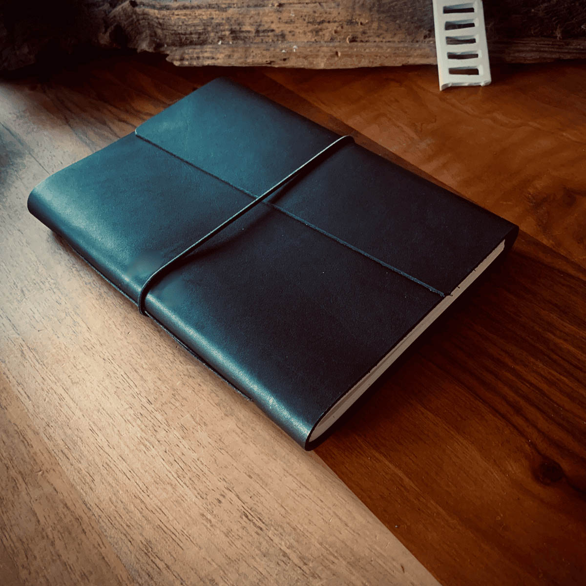 Siyah El Yapımı Deri Defter-L